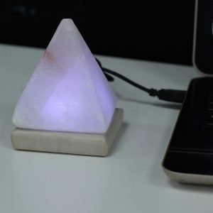 Himalajska solna lučka – USB – bela piramida (večbarvna svetloba) – 9cm